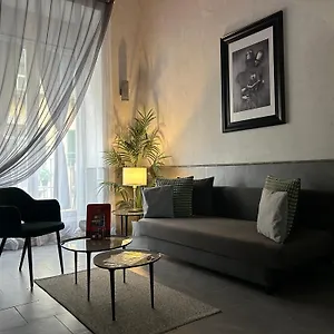 A Un Passo Dal Castello Maschio Angioino , Naples Italy